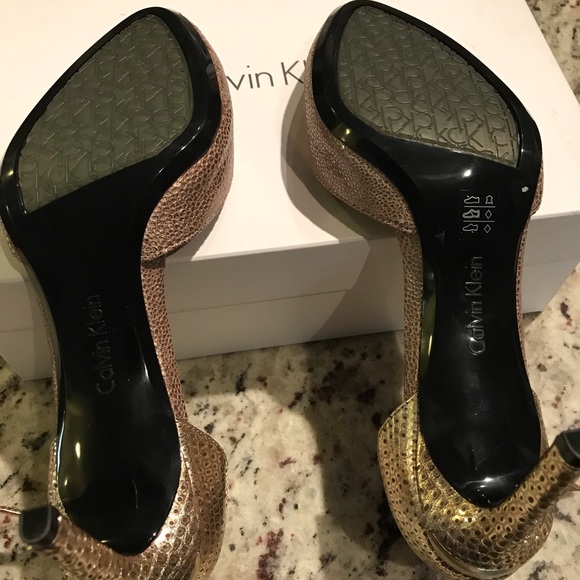 Gold/ metallic metallic like heel / sandals - Picture 3 of 8